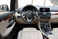 2016款宝马2系旅行车220i 2.0T自动豪华设计套装
