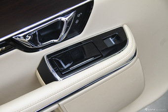 2015款捷豹XJL 2.0T两驱典雅商务版