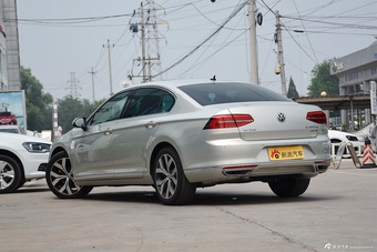 2017款迈腾2.0T自动380TSI DSG尊贵型