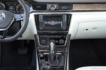 2016款帕萨特2.0T自动至尊版380TSI