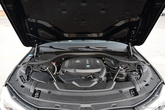 2017款宝马7系730Li 2.0T自动豪华型