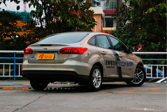 2015款福克斯三厢1.0T自动超能风尚型