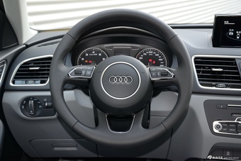 2016款奥迪Q3 2.0T自动quattro全时四驱35TFSI风尚型