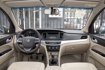 2016款宝骏730 1.5L手动标准版 5座图片