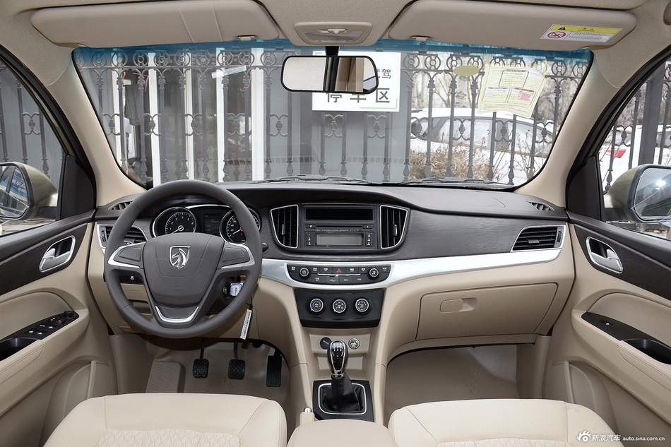 2016款宝骏730 1.5L手动标准版5座