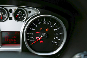 2013款福克斯两厢经典1.8L手动基本型