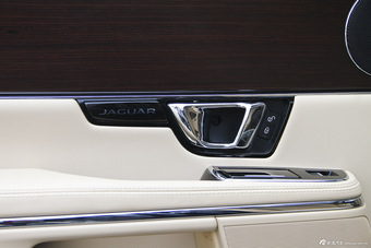 2015款捷豹XJL 2.0T两驱典雅商务版