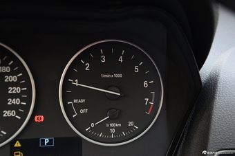 2016款宝马1系118i 1.5T自动都市设计套装