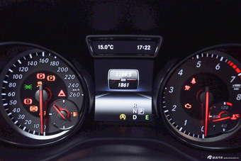 2016款奔驰GLA级 GLA260 2.0T自动4MATIC运动型