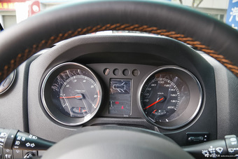 2016款北京BJ40L 2.0T手动四驱尊贵版