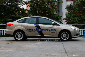 2015款福克斯三厢1.0T自动超能风尚型