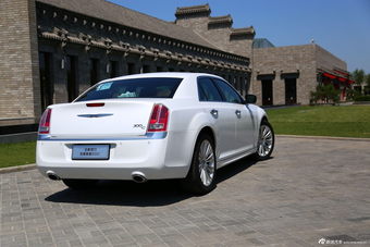 2014款克莱斯勒300C 3.0L自动卓越版