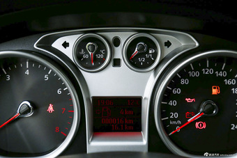 2013款福克斯两厢经典1.8L手动基本型