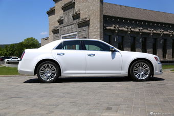 2014款克莱斯勒300C 3.0L自动卓越版