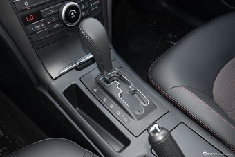 2016款奔腾B70 2.0L自动十周年纪念版