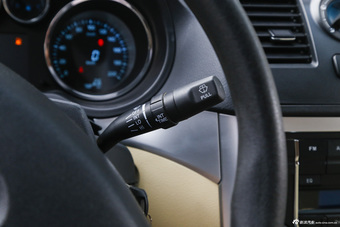 2016款睿行M90 2.0L手动标准型平顶掀背门