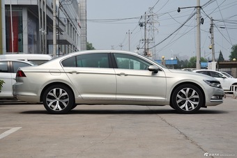 2017款迈腾2.0T自动380TSI DSG尊贵型