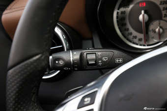 2015款奔驰GLA260 2.0T自动4MATIC 运动型
