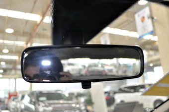 2013款东风标致408 2.0L手动舒适版