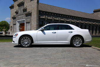 2014款克莱斯勒300C 3.0L自动卓越版
