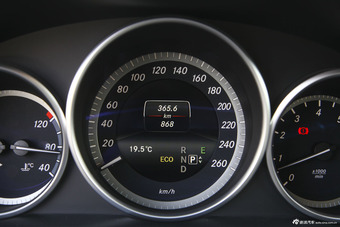 2015款奔驰E320L 3.0T自动4MATIC运动轿车