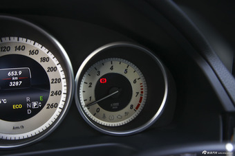 2015款奔驰E260L 2.0T自动豪华型运动轿车