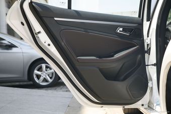 2014款奔腾B70 1.8T自动运动尊贵型