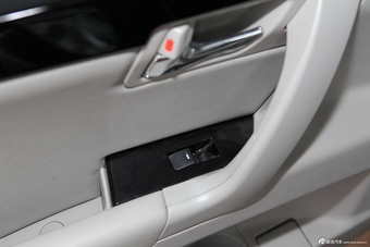 2013款吉利EC8 2.4L自动尊贵型