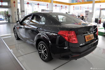 2013款奔腾B50 1.8L自动尊贵型