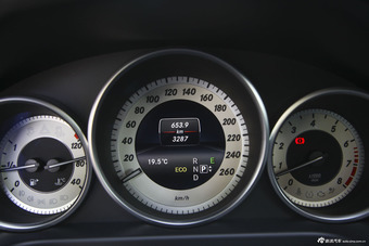 2015款奔驰E260L 2.0T自动豪华型运动轿车