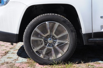 2015款指南者2.0L两驱豪华型