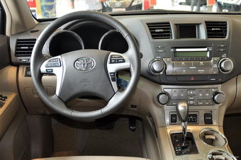 2012款汉兰达2.7L自动两驱豪华版7座