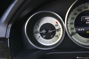 2015款奔驰E260L 2.0T自动豪华型运动轿车