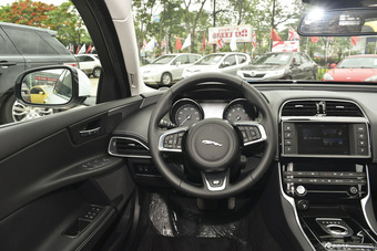 2015款捷豹XE R-SPORT 2.0T自动i4 Ti (200PS)