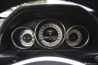 2015款奔驰E260L 2.0T自动豪华型运动轿车