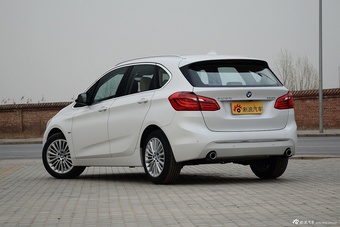 宝马2系旅行车220i 2.0T自动豪华设计套装