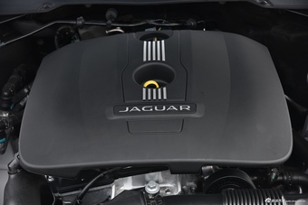 2015款捷豹XE R-SPORT 2.0T自动i4 Ti (200PS)