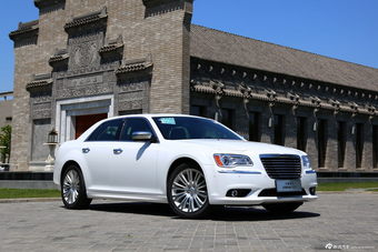 2014款克莱斯勒300C 3.0L自动卓越版