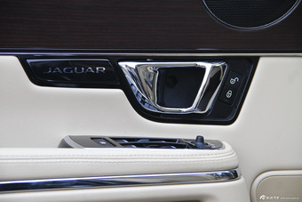 2015款捷豹XJL 2.0T两驱典雅商务版