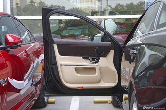 2015款捷豹XJL 2.0T两驱典雅商务版