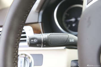 2015款奔驰E320L 3.0T自动4MATIC运动轿车