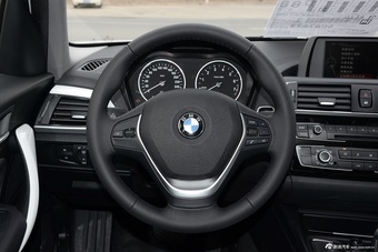 2016款宝马1系118i 1.5T自动都市设计套装