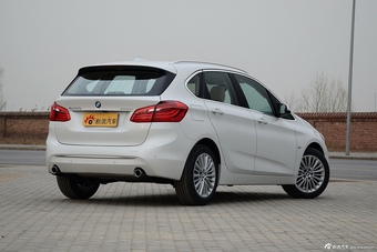 宝马2系旅行车220i 2.0T自动豪华设计套装