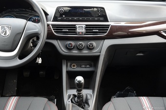 2016款宝骏630 1.5L手动标准型