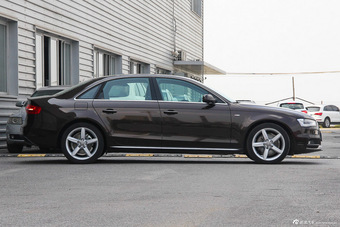 2016款奥迪A4L 3.0T自动45TFSI quattro个性运动版
