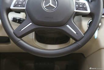 2015款奔驰E320L 3.0T自动4MATIC运动轿车