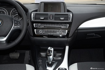 2016款宝马1系118i 1.5T自动都市设计套装