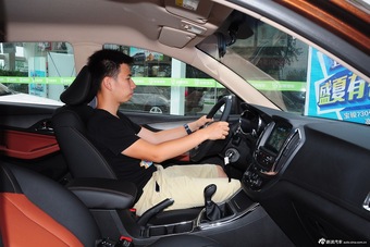 2015款宝骏560 1.8L手动精英型