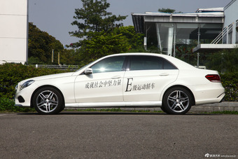 2015款奔驰E260L 2.0T自动豪华型运动轿车