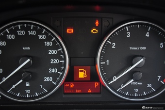 2015款宝马X1 sDrive18i时尚晋级版